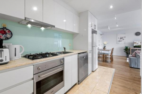 Central 2-Bed Apartment with Parking, Pool and Gym